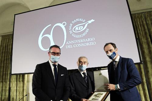 Il governatore del Friuli Venezia Giulia Massimiliano Fedriga conferisce una targa durante l'incontro per il 60° anniversario del Consorzio del prosciutto di San Daniele